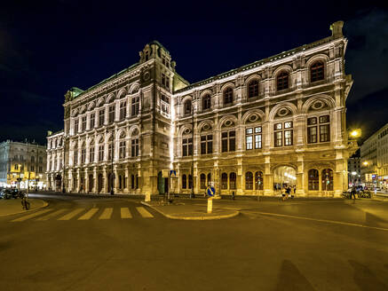 Österreich, Wien, Straße vor der Wiener Staatsoper bei Nacht - AMF08548