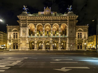 Österreich, Wien, Straße vor der Wiener Staatsoper bei Nacht - AMF08551