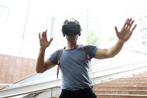 Junger Mann genießt Virtual-Reality-Headset in der U-Bahn-Station - VABF03607