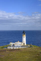 UK, Schottland, Tiumpan Head Lighthouse mit klarer Horizontlinie über dem Meer im Hintergrund - ELF02247