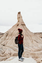Spanien, Navarra, Weibliche Touristin vor Sandstein-Felsformation in Bardenas Reales - EBBF00844