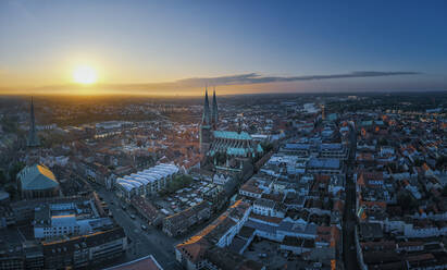 Deutschland, Schleswig-Holstein, Lübeck, Altstadt bei Sonnenuntergang - HAMF00711