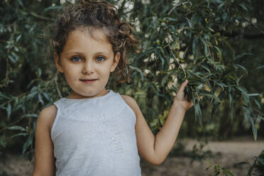 Niedliches kleines Mädchen unter Weidenbaum stehend - MFF06295