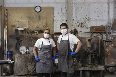 Selbstbewusste Zimmerleute in der Fabrik mit der Hand in der Hüfte stehend - EIF00247