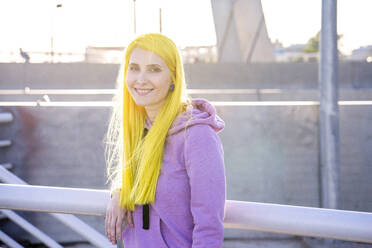 Lächelnd Hipster weiblich stehend auf Brücke während sonnigen Tag - VPIF03178