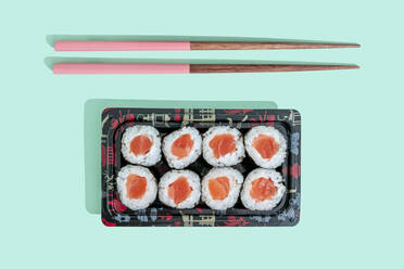 Studioaufnahme einer Bento-Box mit Maki-Sushi und Nigiri - GEMF04221