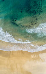 Luftaufnahme vom Rand des Sandstrandes an der Küste - MGOF04539