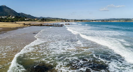 Luftaufnahme des Sandstrandes an der Küste - MGOF04547