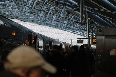 UK, England, London, People waiting at railroad station - MRRF00572