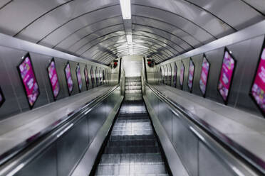 UK, England, London, Leere Rolltreppe im Bahnhof - MRRF00574