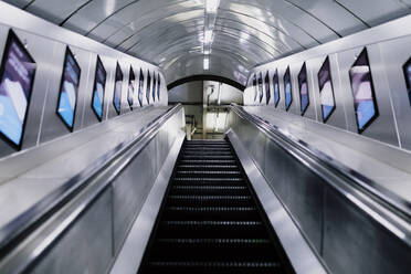 UK, England, London, Leere Rolltreppe im Bahnhof - MRRF00577