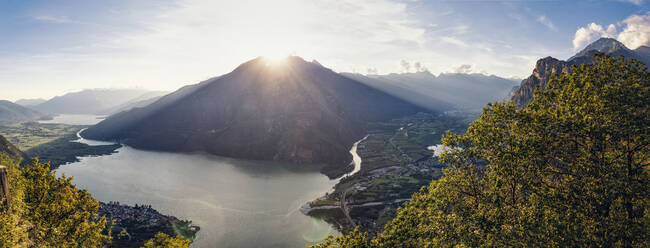 Italien, Provinz Sondrio, Panorama des Sonnenuntergangs über dem Mezzola-See im Naturreservat Pian di Spagna und Lago di Mezzola - MAMF01343