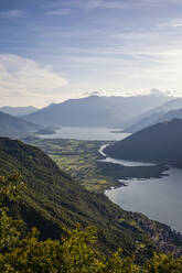 Italien, Provinz Sondrio, Blick auf den Mezzola-See im Naturreservat Pian di Spagna und Lago di Mezzola in der Abenddämmerung - MAMF01347