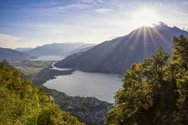 Italien, Provinz Sondrio, Blick auf den Sonnenuntergang über dem Mezzola-See im Riserva Naturale Pian di Spagna e Lago di Mezzola - MAMF01348