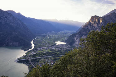 Italien, Provinz Sondrio, Stadt und Mezzola-See im Naturschutzgebiet Pian di Spagna und Lago di Mezzola in der Abenddämmerung - MAMF01352