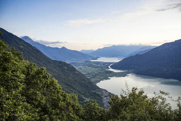 Italien, Provinz Sondrio, Blick auf den Mezzola-See im Naturreservat Pian di Spagna und Lago di Mezzola in der Abenddämmerung - MAMF01358