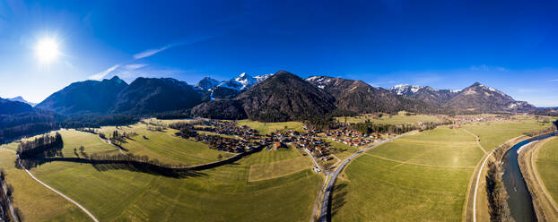 Deutschland, Bayern, Schleching, Hubschrauberpanorama der Sommersonne über der Stadt im Alpenvorland - AMF08554