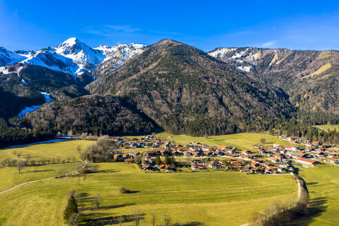 Deutschland, Bayern, Schleching, Blick aus dem Hubschrauber auf die Alpenstadt im Sommer - AMF08555