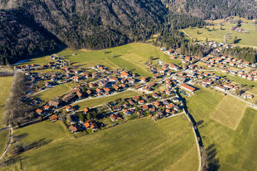 Deutschland, Bayern, Schleching, Blick aus dem Hubschrauber auf die Alpenstadt im Sommer - AMF08556