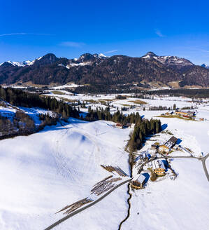 Österreich, Tirol, Kossen, Blick aus dem Hubschrauber auf das Bergdorf im verschneiten Leukental - AMF08559