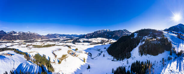 Österreich, Tirol, Kossen, Hubschrauber-Panorama des Bergdorfes im verschneiten Leukental - AMF08561