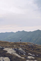 Junge Frau bewundert die Aussicht, während sie auf einem Berg in der Nähe von Ibones of Anayet steht - RSGF00359