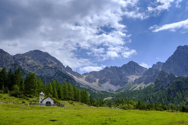 Blick auf die einsame Kapelle im Karwendelgebirge im Sommer - LBF03246