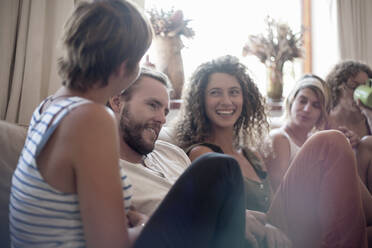 Glückliche männliche und weibliche Freunde verbringen ihre Freizeit zusammen zu Hause - AJOF00255