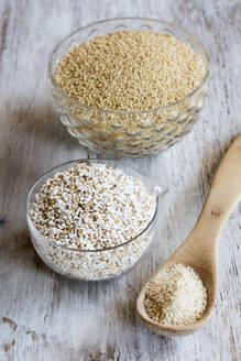 Zwei Schalen und eine Schöpfkelle mit Quinoa-Körnern, -Pops und -Flocken - EVGF03831