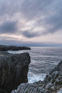 Wolken über den Klippen von Bufones de Pria in der Abenddämmerung, Asturien, Spanien - JMPF00457