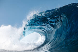 Kräftige blaue brechende Meereswellen mit weißem Schaum - ADSF16630
