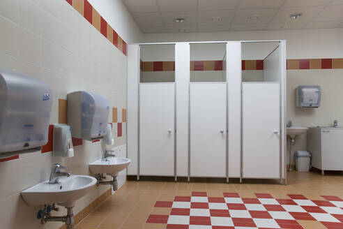 Badezimmer in der Grundschule - MINF15184