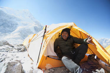 Mann sitzt im Basislagerzelt im Himalaya - MINF15198