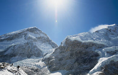 Snow covered mountains and view of the Khumbu Icefall. - MINF15206