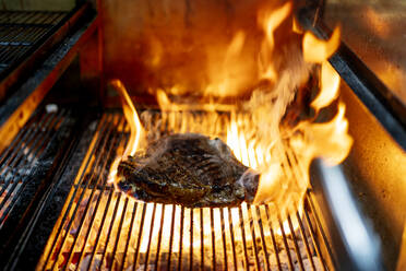 Fleisch wird auf dem Grill im Restaurant gebraten - OCMF01757