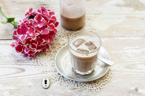 Blühende Hortensien und ein Glas Eiskaffee - EVGF03841