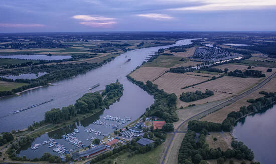 Deutschland, Nordrhein-Westfalen, Wesel, Luftaufnahme des Hafens am Wesel-Datteln-Kanal in der Abenddämmerung - HAMF00718
