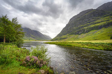 Graue Wolken über dem Fluss, der durch Glen Coe fließt - ELF02251