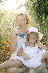 Mutter verbringt ihre Freizeit mit ihrer Tochter auf einem Feld in den Ferien - PSIF00411