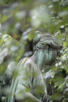 Verwitterte Statue eines Engels, der im Freien steht - JATF01240