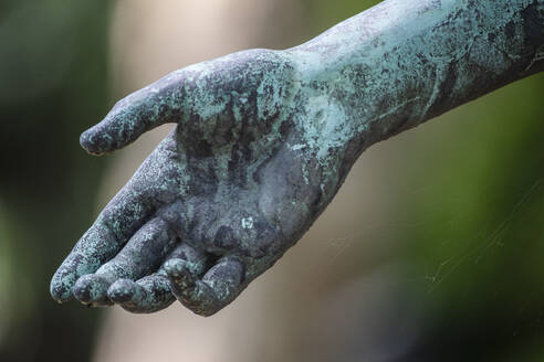 Verwitterter Arm einer Bronzestatue - JATF01250