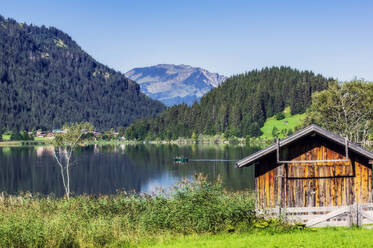 Holzhütte am Ufer des Haldensees im Sommer - THAF02907