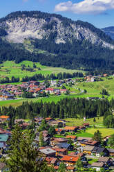 Österreich, Tirol, Gran, Dorf im Tannheimer Tal im Sommer - THAF02915