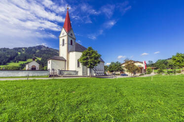 Österreich, Tirol, Schattwald, Historische Pfarrkirche Schattwald im Sommer - THAF02921