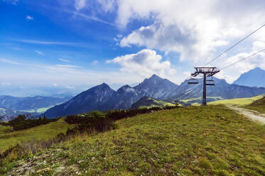 Skilift im Tannheimer Tal an einem sonnigen Tag - THAF02926