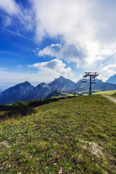 Skilift im Tannheimer Tal an einem sonnigen Tag - THAF02927