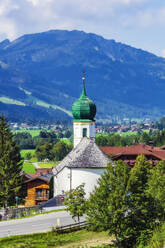 Österreich, Tirol, Gran, Dorfkirche im Tannheimer Tal - THAF02931