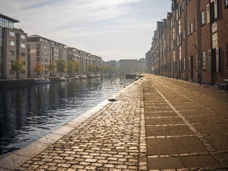 Denmark, Copenhagen, Rows of residential buildings along Christianshavn canal - HAMF00724