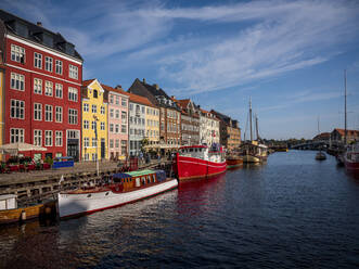 Dänemark, Kopenhagen, Boote an der Nyhavn-Promenade mit einer Reihe von historischen Stadthäusern im Hintergrund - HAMF00726