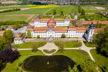 Deutschland, Hessen, Eichenzell, Blick aus dem Hubschrauber auf den Teich im formalen Garten von Schloss Fasanerie im Sommer - AMF08565